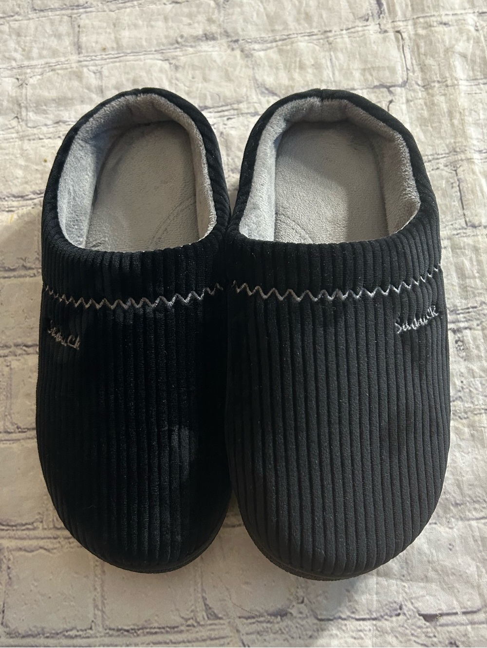 SaDUCK BLACK CORDUROY SLIPON HOUSE SLIPPERS WHITE STITCHING WITH LOGO SIZE 8